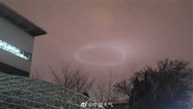 北京夜空出現了一個神秘的白色圓形光圈。（圖／翻攝自「中國天氣」微博）
