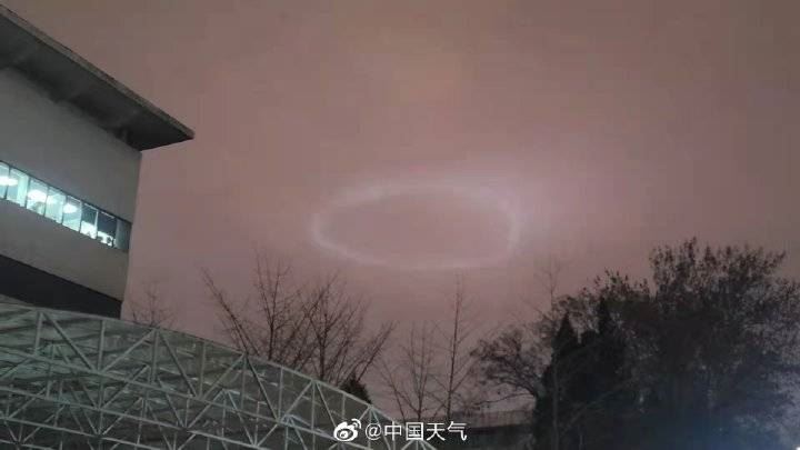 UFO？夜空出現「巨型神秘光圈」