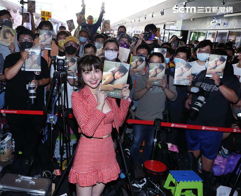 峮峮出寫真集簽書會。（記者邱榮吉/攝影）