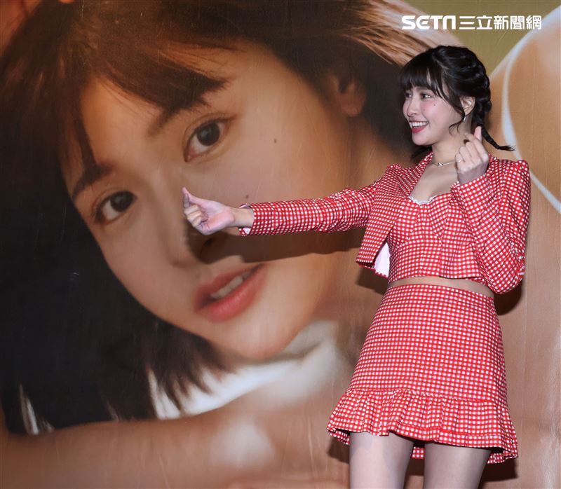 峮峮出寫真集簽書會。（記者邱榮吉/攝影）