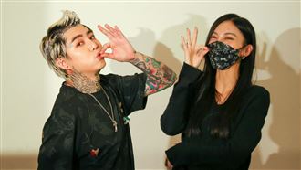 謝和弦離婚首露面　擁抱莉婭自認渣男