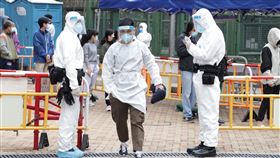 香港第5波COVID-19爆發 葵涌(村)成重災區（1）香港1月初起爆發COVID-19（2019冠狀病毒疾病）第5波疫情，新界葵涌(村)成為重災區，至今有173人確診，(村)內多幢大樓被圍封檢疫（如圖）。中央社記者張謙香港攝  111年1月24日