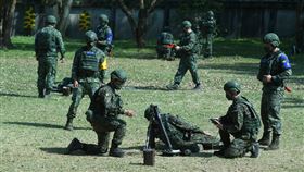 教召新制上路　召員精實訓練（1）為強化後備戰力，國防部推動14天教召新制，首梯受召人員3月入伍，本次教召以防守林口海灘為訓練目標。圖為召員12日在林口憲兵南勢埔靶場實施砲擊訓練。中央社記者趙世勳攝  111年3月12日
