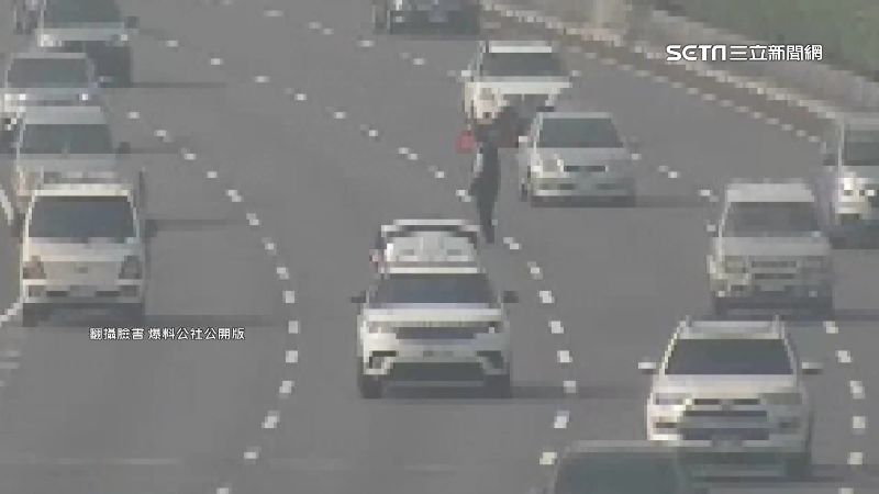 轎車國道突拋錨　夫妻揮舞警示牌惹議
