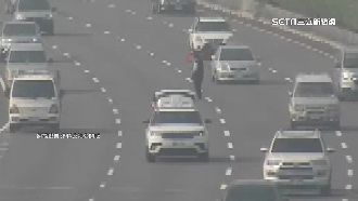 轎車國道突拋錨　夫妻揮舞警示牌惹議