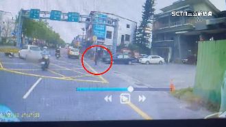 轎車消防隊前迴轉　騎士迎面撞上噴飛