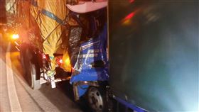 苗栗拖板車與貨車在國道一號追撞，竟將貨車拖下交流道，車內1死1重傷。（圖／翻攝畫面）