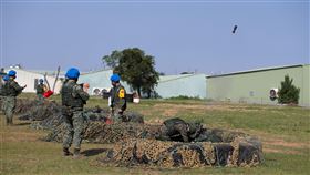 陸軍步兵206旅新制教召13日實施「60迫砲訓練模擬彈射擊」。（圖／軍聞社提供）