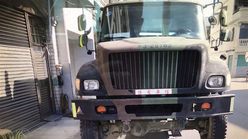 國軍出事！軍卡遭機車撞上騎士險被輾
