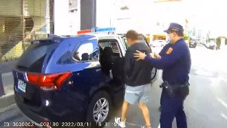 朋友違停遭盤查　男背6通緝被逮落網