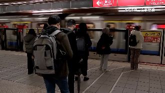 情侶搭捷運遭偷拍　男友敏銳逮偷拍犯