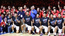 ▲新竹市長林智堅觀看HBL冠軍賽和光復高中球員合影。（圖／記者劉彥池攝影）