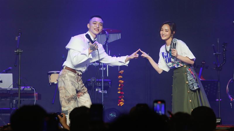 他唱一半女神衝上台　反被問華燈兇手