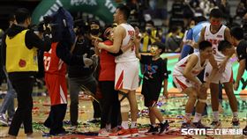 ▲光復高中陳將双和家人擁抱。（圖／記者劉彥池攝影）