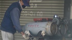 中油宣布3月桶裝瓦斯價格凍漲中油1日表示，2日凌晨零時起，3月份家庭用液化石油氣（桶裝瓦斯）、工業用丙烷、丁烷、混合丙丁烷及車用液化石油氣價格皆不調整。圖為瓦斯業者運送桶裝瓦斯。中央社記者董俊志攝  111年3月1日