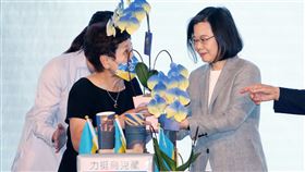 蔡總統簽名口罩  義賣52萬捐烏克蘭（2）總統蔡英文（右）13日出席「台灣之友會感恩迎新春聯歡之夜」，現場義賣蔡總統親筆簽名的烏克蘭國旗顏色式樣口罩與蘭花，5袋口罩拍賣所得新台幣52萬元，將與餐會收入一同捐給烏克蘭。中央社記者郭日曉攝  111年3月13日