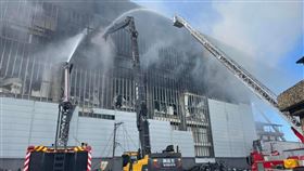 鄭文燦指出，美福倉儲為超大型密閉式建築，必須以大型機具大鋼牙打開牆面，才能完成排煙、降溫、滅火等程序。（圖／翻攝自鄭文燦臉書）