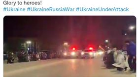 烏克蘭民眾下跪送別陣亡的士兵（圖／翻攝自推特）