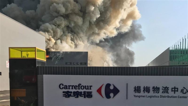 桃園物流中心大火　家樂福：無人傷亡