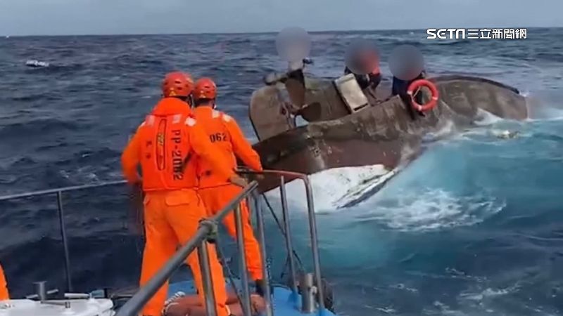 漁船遇三角激浪區　遭側浪撞擊釀翻覆