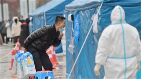 中國式防疫眉角多  政策放寬難一步到位近日中國多地疫情反彈，持續以嚴格措施防堵病毒傳播。觀察顯示，中國逐步為「與病毒共存」做準備，但還沒準備好放寬防疫。圖為吉林省長春市正在展開新一輪全員核酸檢測。（中新社提供）中央社 111年3月13日