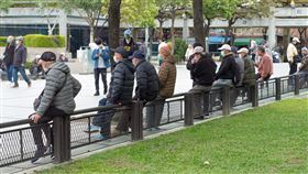 萬華龍山寺老人(記者陳弋攝影)