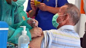 劉櫂豪：中央配發台東疫苗量已逾造冊人數中央流行疫情指揮中心4日再配發COVID-19疫苗，台東縣僅配額300劑引熱議。立委劉櫂豪表示，有關老師疫苗專案，指揮中心依據縣府的造冊，尚未施打者僅剩244名老師，因此配撥量已足夠甚至超出。圖為長者接種疫苗。中央社記者盧太城台東攝　110年8月5日