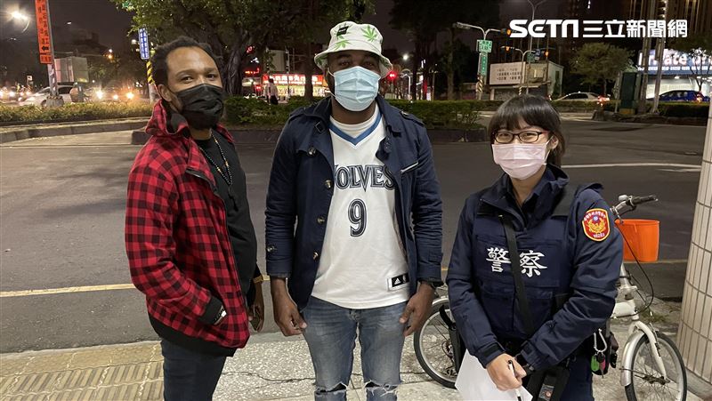 30歲非裔男與女警相遇　狂讚她好棒