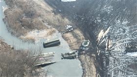攻不下基輔！CNN證實衛星照：俄軍坦克「卡在斷橋」（圖／翻攝自@obretix推特）