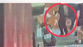 台北市1名男子在超商茶葉蛋鍋內倒入不明液體，經調查後發現是用茶包所泡的熱茶。（圖／翻攝畫面）