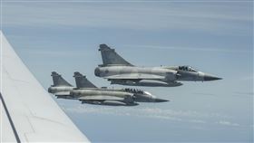 蔡英文總統22日結束出訪返抵國門，我國空軍第2聯隊派出4架次幻象2000戰機前來接機伴飛。（圖／總統府提供）