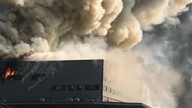 家樂福楊梅倉儲大火（3）桃園市楊梅區梅獅路家福股份有限公司倉儲14日上午發生火警，現場火勢猛烈，濃煙更是直竄天際，數公里外的民眾都能清晰看到。（桃園市政府消防局提供）中央社記者吳睿騏桃園傳真  111年3月14日