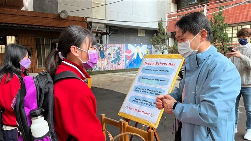 忠孝國中「全體出國」烙英語