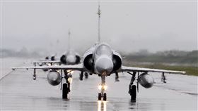 空軍健兒在春節期間全天候無論地勤弟兄還是飛官隨時戰備，在台海領空捍衛台灣領空，讓國人過著快樂的過年。（記者邱榮吉/攝影）