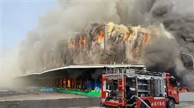 家樂福,火警,倉庫（圖／翻攝自記者爆料網）