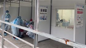 ▲今（5）日桃園機場前進指揮所王必勝指揮官視察桃園三社區採檢站採檢情形，場地狀況良好。（圖／中央流行疫情指揮中心提供）