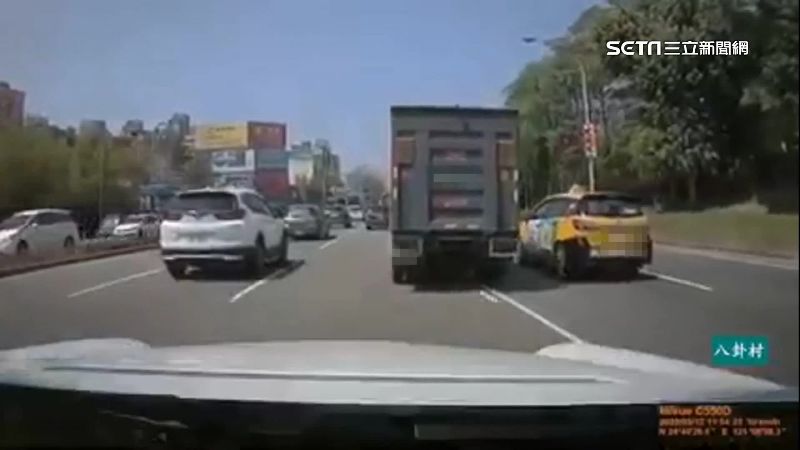貨車惡貼計程車逼讓道　過馬路黏一起