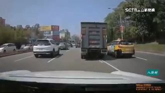 貨車惡貼計程車逼讓道　過馬路黏一起