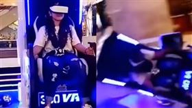 女孩翻倒後，似乎認為只是遊戲效果，不知道自己發生意外。（圖／翻攝自《carlos_xchels》TikTok）