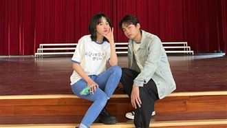 李沐校服變黑禮服！露香肩造型超辣