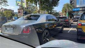 黑銀勞斯萊斯上路「車牌2222」　網一看驚：車主大老級（圖／翻攝自爆廢公社）