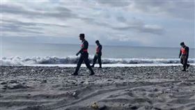 ▲今（15）日海巡警艇陸續在附近海域找到大小20多件殘骸（圖／記者王浩原攝）