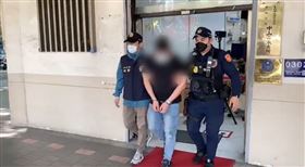 林森北殺人案，警方帶回26歲張姓兇嫌及行兇折疊刀 翻攝
