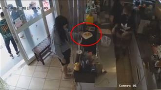 不敢吃肉鬆！女客退款遭拒竟怒甩餐點