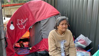 獨／尖石盲婦沒家　空地搭帳篷過半年