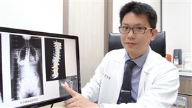奇美醫院骨科部主治醫師李易儒表示，青少年自發性脊椎側彎原因不明，但以女性居多，發生率約1至3%。（圖／奇美醫院提供）