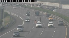  380萬休旅車，10天內2度拋錨，高速公路熄火，駕駛乘客下車揮舞示警，驚險 (圖／車主提供)