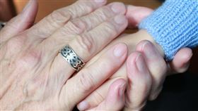 （圖／Pixabay）祖孫,握手,牽手