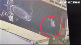 台北市林森北路15日清晨發生殺人案 張姓兇嫌在騎樓一刀捅死吳姓男子 翻攝畫面
