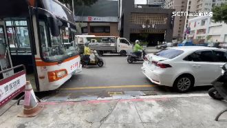 公車司機恍神　車子偏移撞路邊汽機車